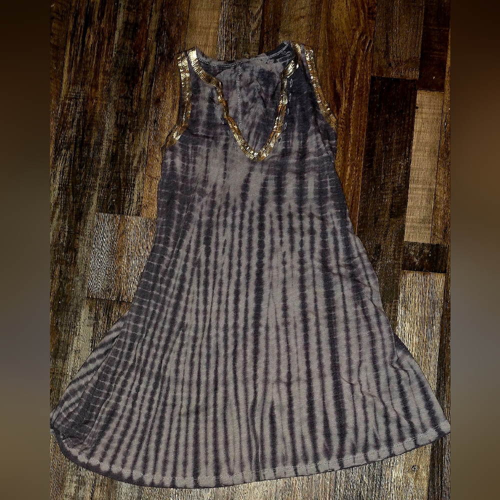 Chic Tie-Dye Sleeveless Top Out⁸⁸⁸with Gold Accents